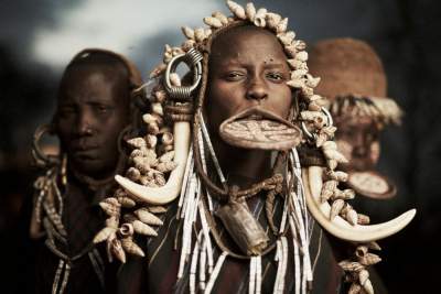 Вымирающие племена в ярком проекте. Фото