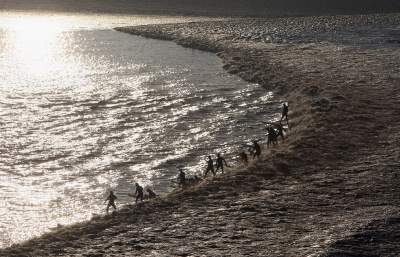 Приливные волны: уникальное природное явление. Фото