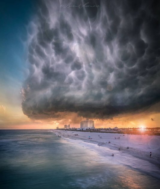 Впечатляющие кадры бушующей стихии от американского фотографа. Фото