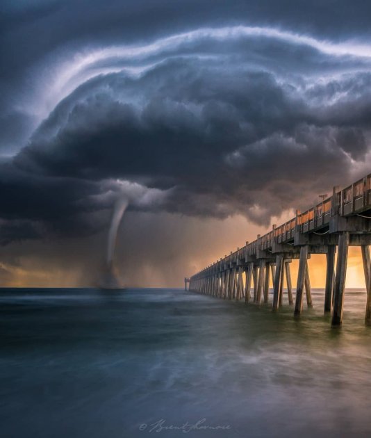 Впечатляющие кадры бушующей стихии от американского фотографа. Фото