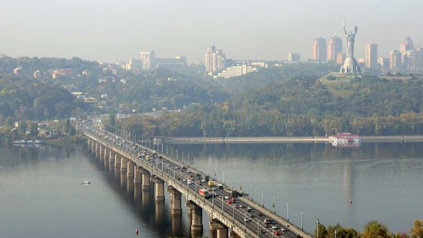 В Киеве из-за прорыва водопровода мост Патона превратился в водопад