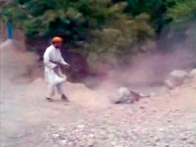 Талибы публично расстреляли девушку, которую не поделили двое мужчин 