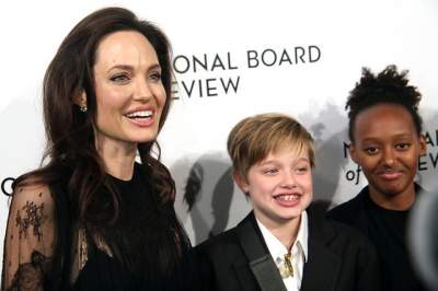 Анджелина Джоли подкупила детей подарками