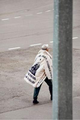 В России выпустили пальто в тюремном стиле 