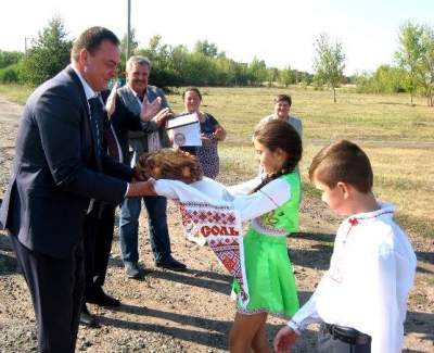 Маразм крепчал: на Харьковщине торжественно открыли мусорные баки