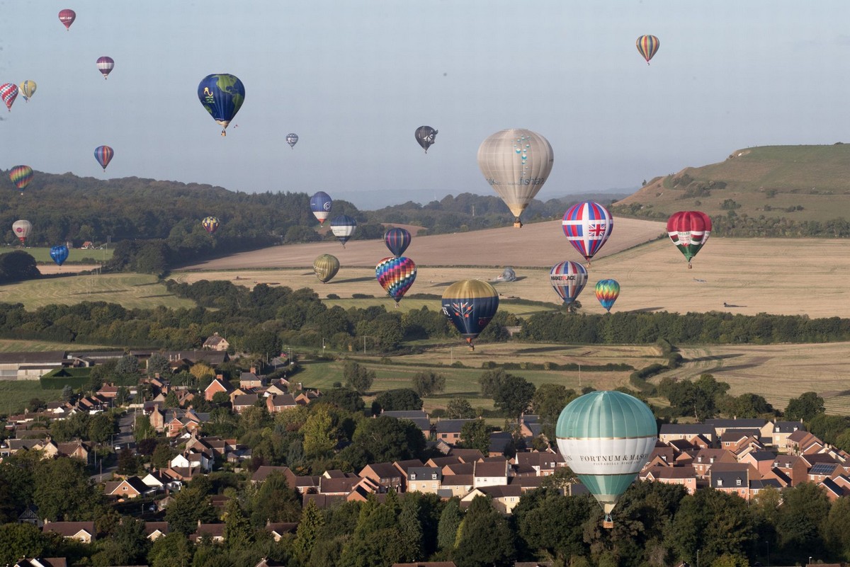 170 воздушных шаров одновременно находились в небе Великобритании