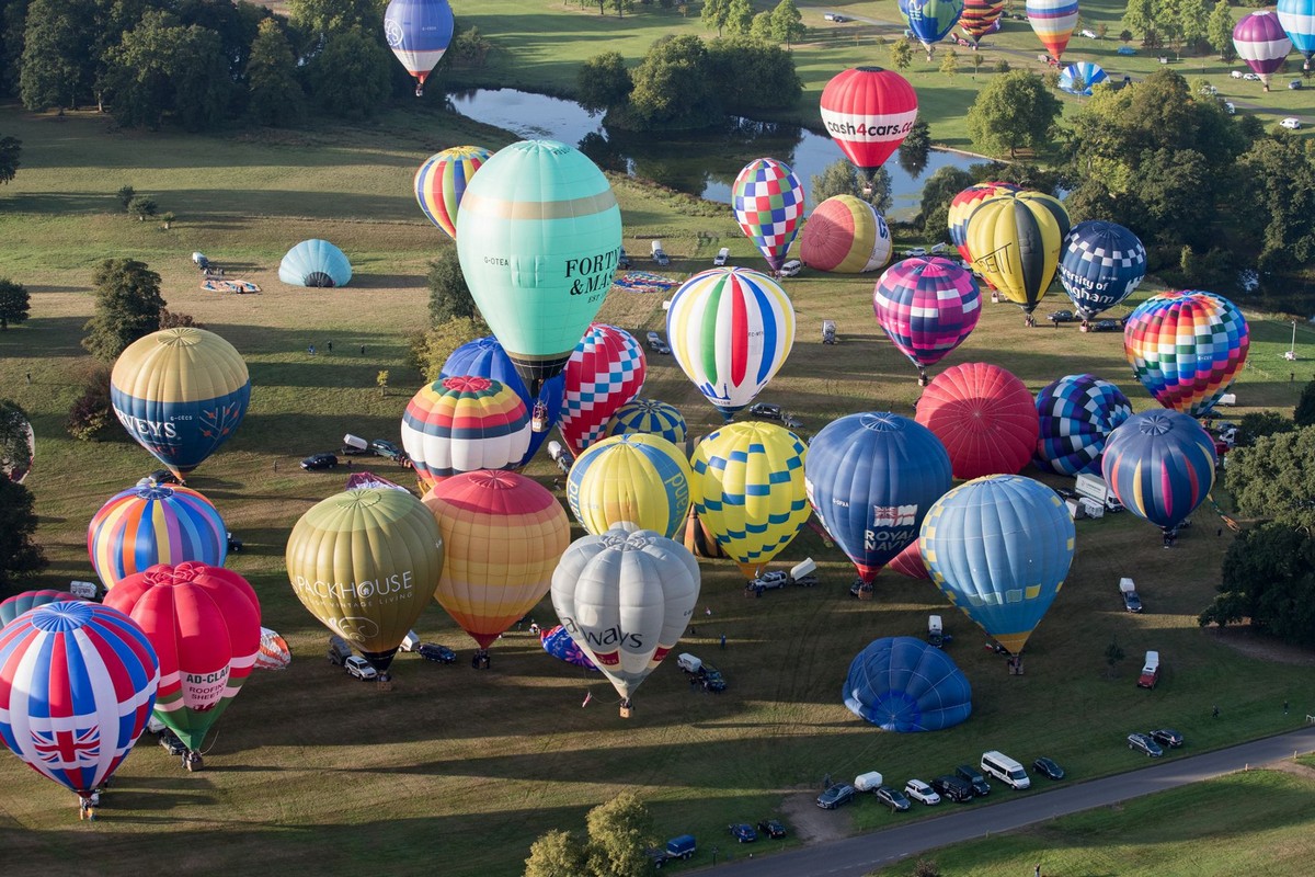 170 воздушных шаров одновременно находились в небе Великобритании