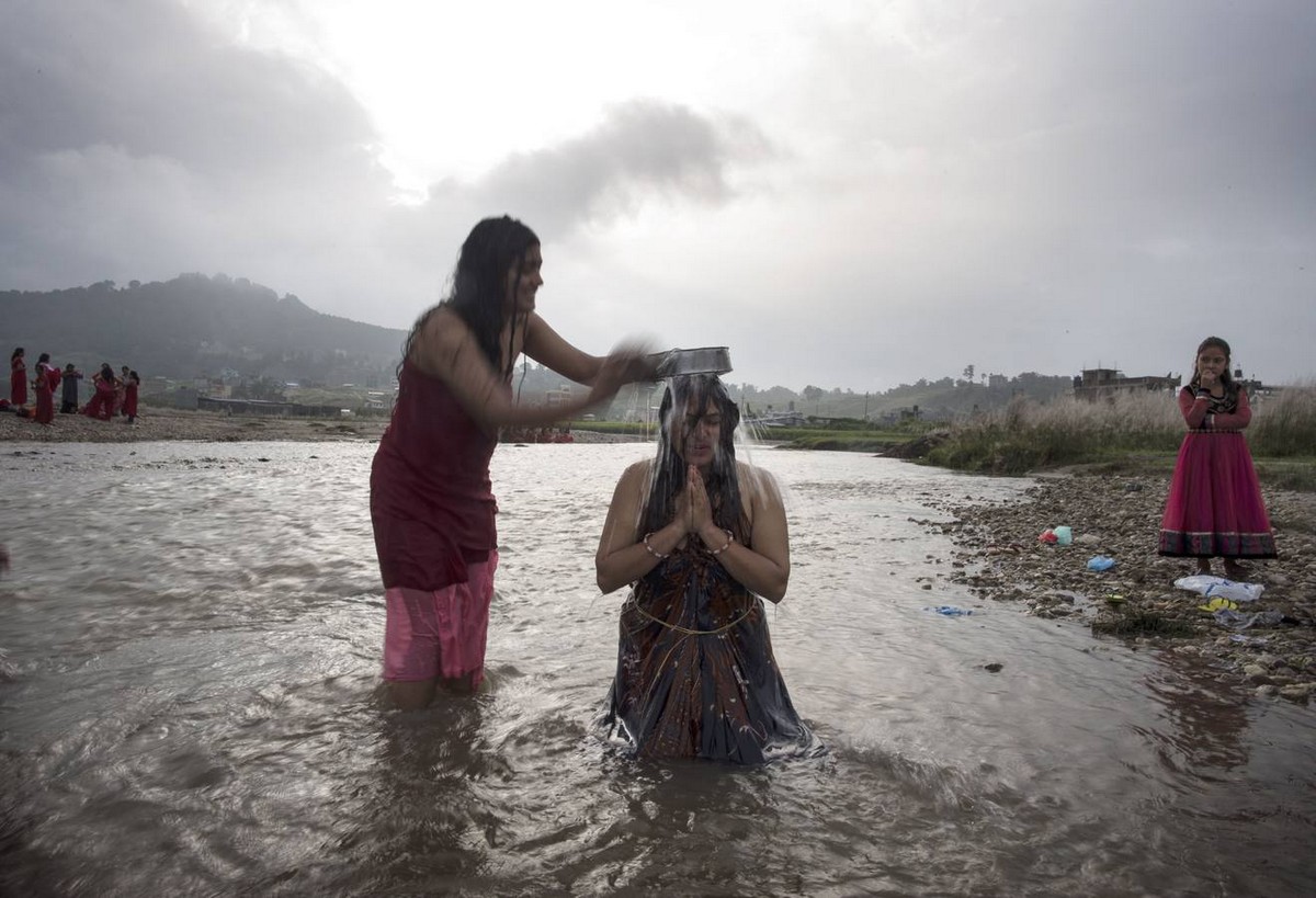 Традиционное священное купание женщин в Непале