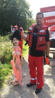 Пожарники случайно спасли куклу для взрослых