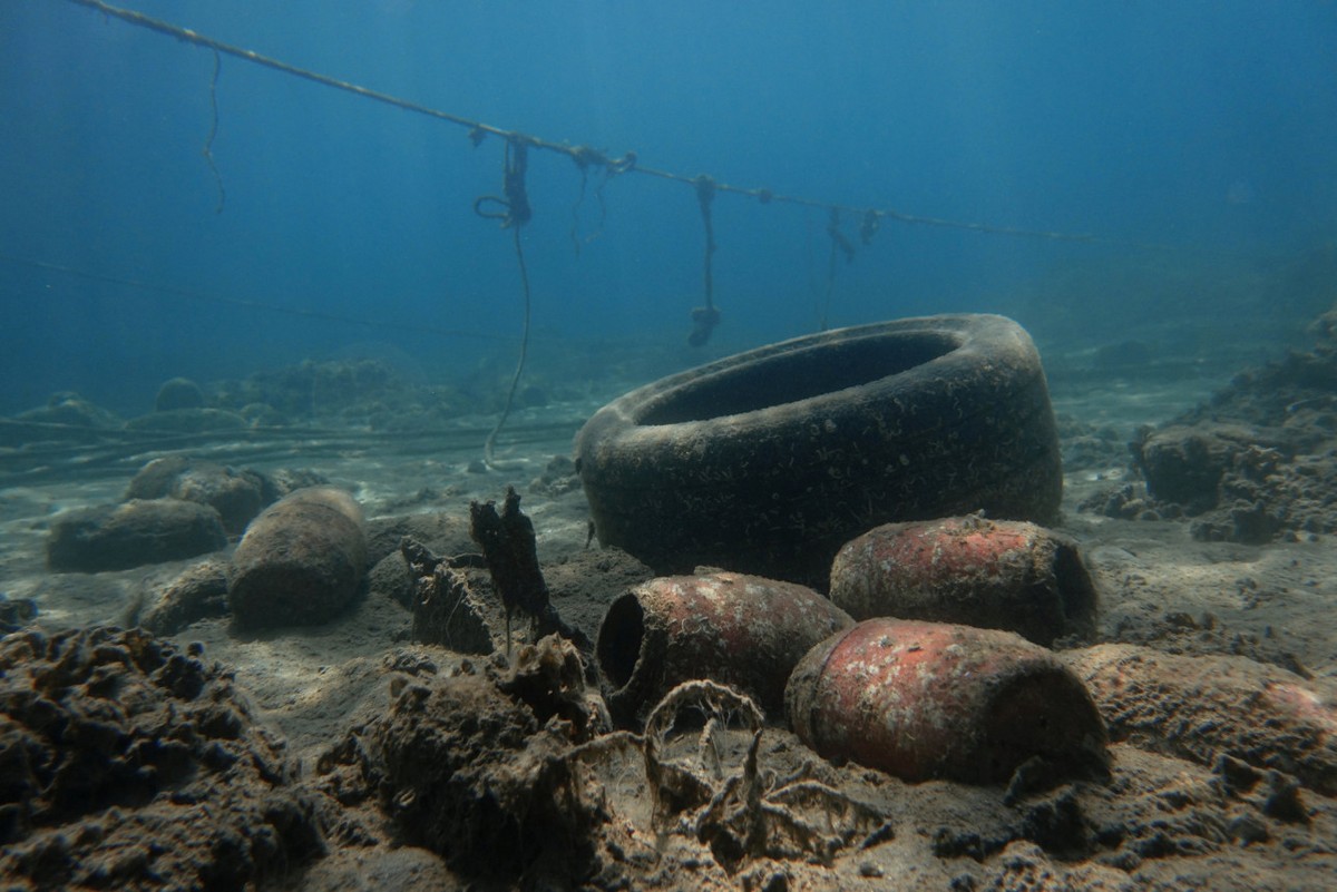 Грязное морское дно в Греции