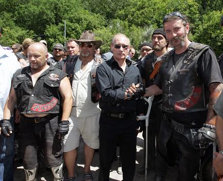 Путин по пути к Януковичу дал ЦУ стае байкеров
