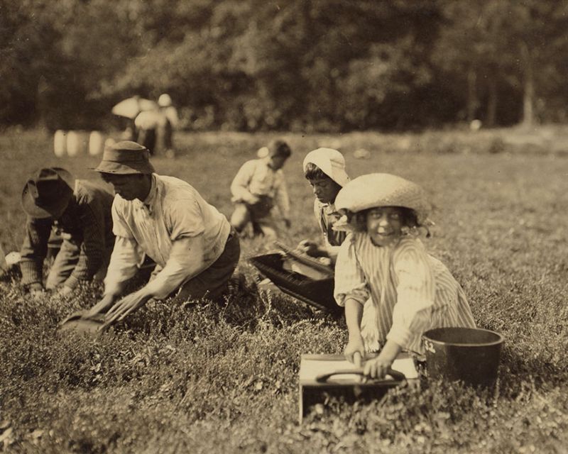 Как дети работали на производстве 100 лет назад