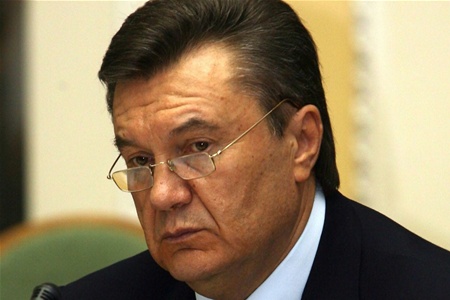 Янукович одобрил бензин со спиртом