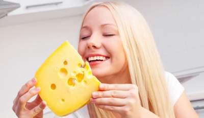 Медики объяснили, почему необходимо регулярно есть сыр