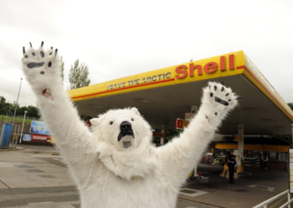 Активисты Greenpeace устроили "снежный" протест в офисе Shell