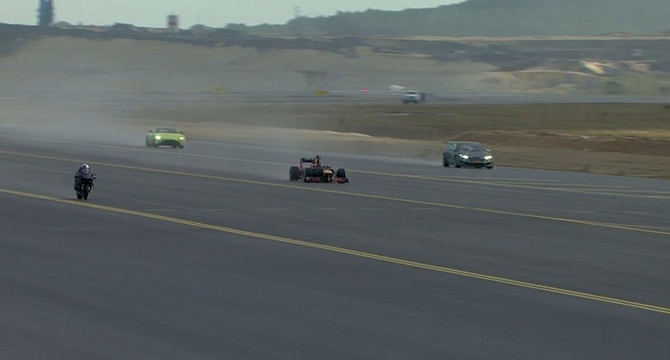 Суперкары, супербайк, автомобиль F1, самолет и истребитель устроили гонку