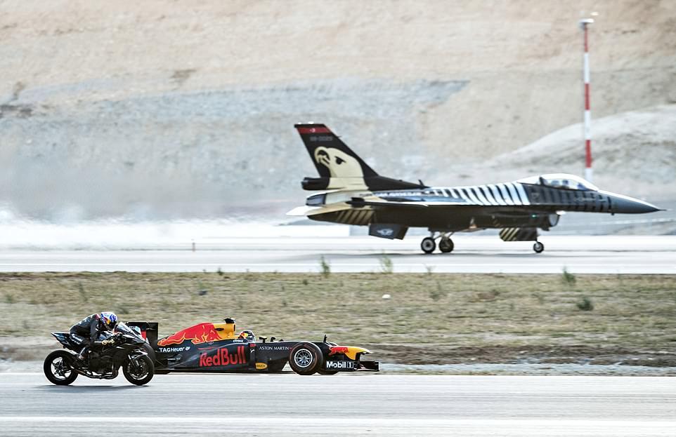 Суперкары, супербайк, автомобиль F1, самолет и истребитель устроили гонку