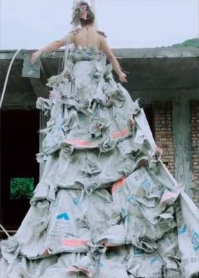 Китаянка превратила мешки для цемента в свадебное платье
