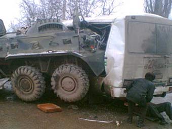 В Азербайджане автобус столкнулся с танком