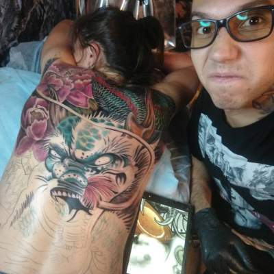 Наргиз Закирова сделала татуировку во всю спину
