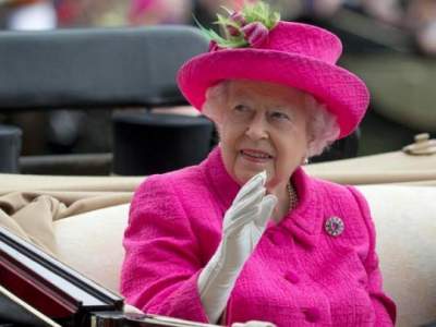 Если устанет: королеве Британии подарили руку-автомат 