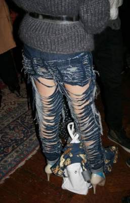 Нелепые фотки девушек, которым не стоило надевать рваные джинсы