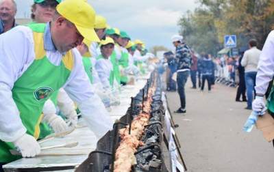 В Казахстане приготовили самый длинный шашлык в мире