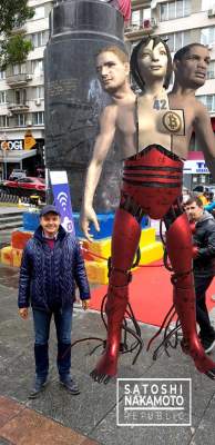 В Сети высмеяли памятник основателю Bitcoin в Киеве