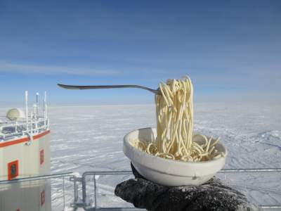 Полярники насмешили мир фоткой лапши на 60-градусном морозе 