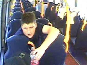 Полиция объявила в розыск жевавшего автобусное кресло британца
