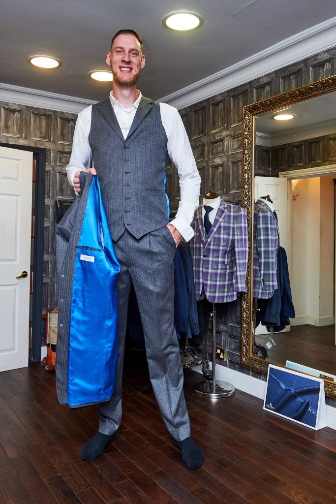 Самый высокий мужчина в Британии впервые обзавелся гигантским костюмом