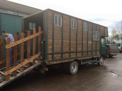 Старый грузовик превратили в уютный дом на колесах. Фото