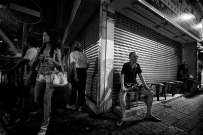 Фотограф показал «темную» сторону Гонконга. Фото