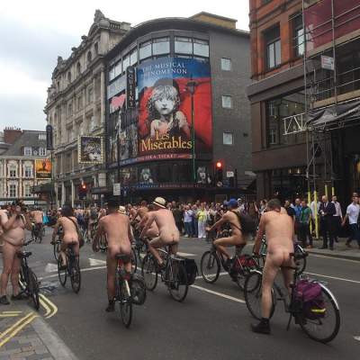 Британские велосипедисты устроили голый заезд. Фото