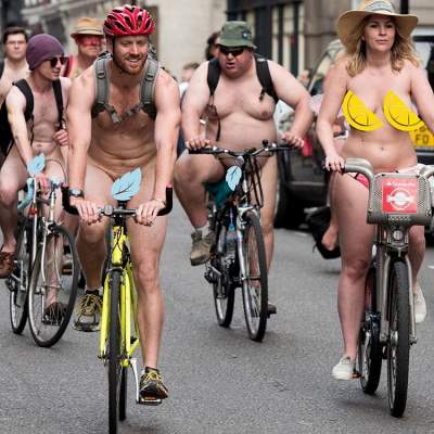 Британские велосипедисты устроили голый заезд. Фото