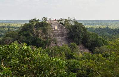 Центр цивилизации майя в ярких пейзажах. Фото