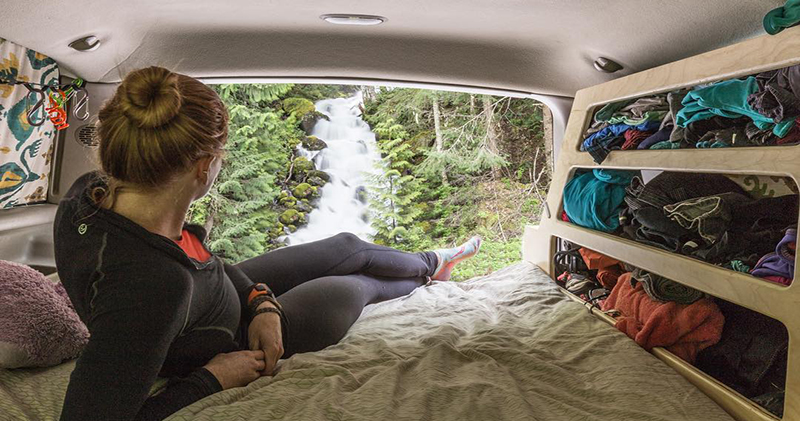 Американка-экстремалка целый год прожила в машине, путешествуя по стране и делая невероятные пейзажи