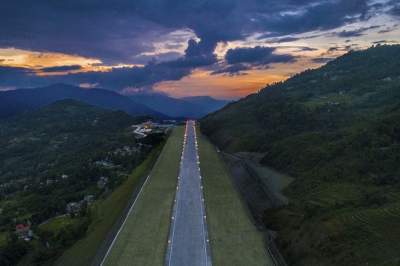 В Гималаях открыли самый красивый аэропорт в мире. Фото