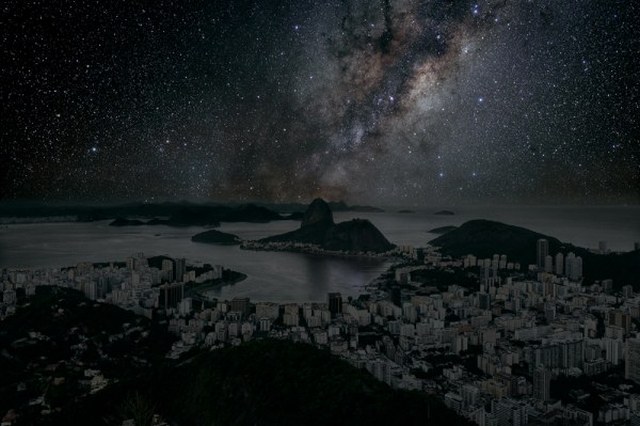 Ночное небо над мегаполисами. ФОТО