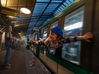 Голландец создает забавные фотоколлажи со своими детьми