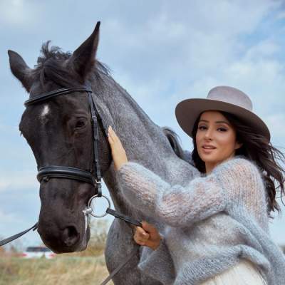 Злата Огневич устроила романтическую фотосессию с участием лошади 