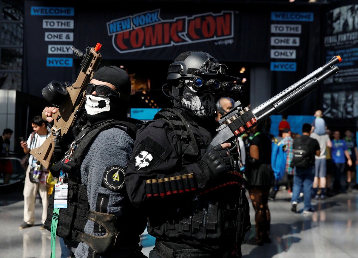 Яркие костюмы посетители New York Comic Con 2018