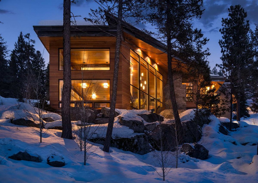Лесной дом на утёсе у озера в США