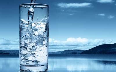 Медики объяснили, почему не стоит пить воду из кулера