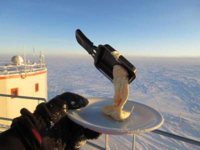 Полярники показали, как выглядит еда при -60°С. Фото