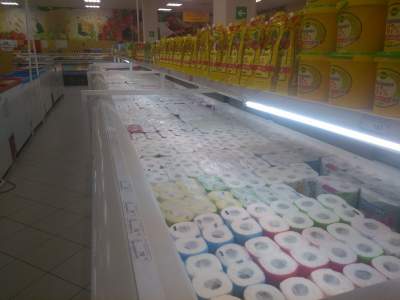 Вместо колбасы: в крымском супермаркете холодильники забили туалетной бумагой