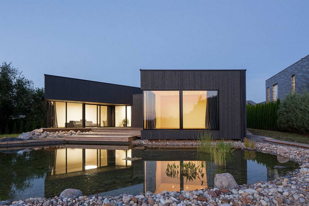 Модернистский черный дом с прудом в Литве