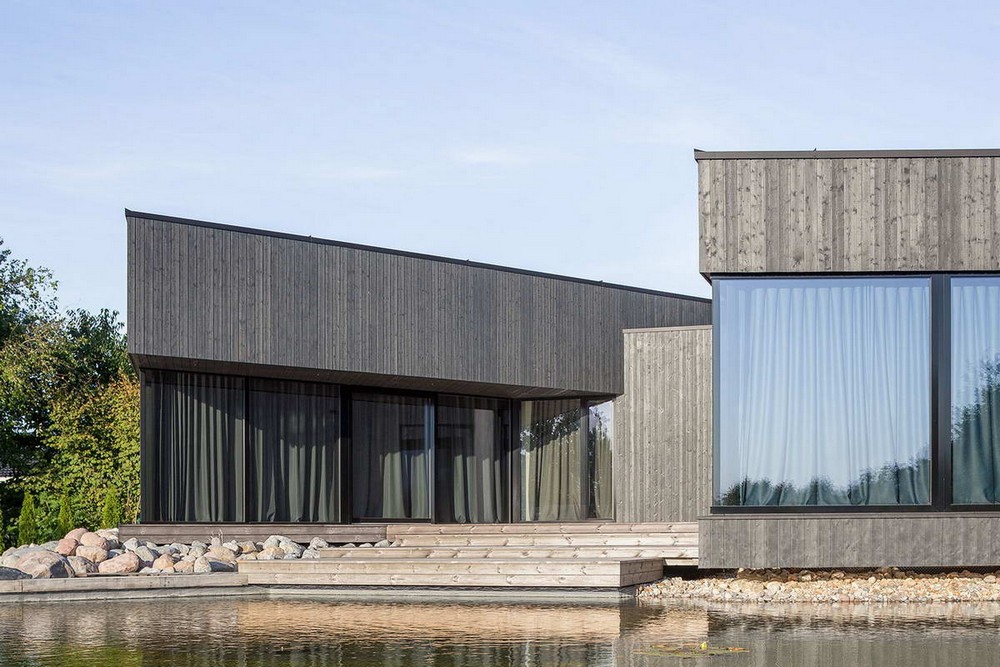 Модернистский черный дом с прудом в Литве