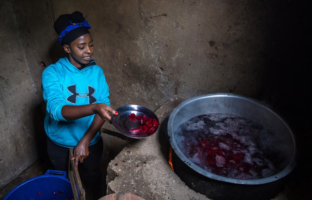 Африканская фермерша делает вино из свеклы