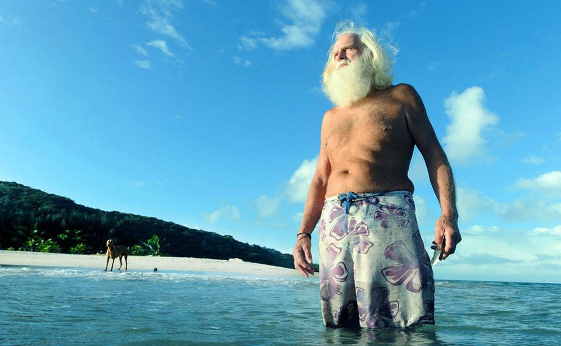 Разорившийся австралийский миллионер уже 20 лет живет один на необитаемом острове. ФОТО
